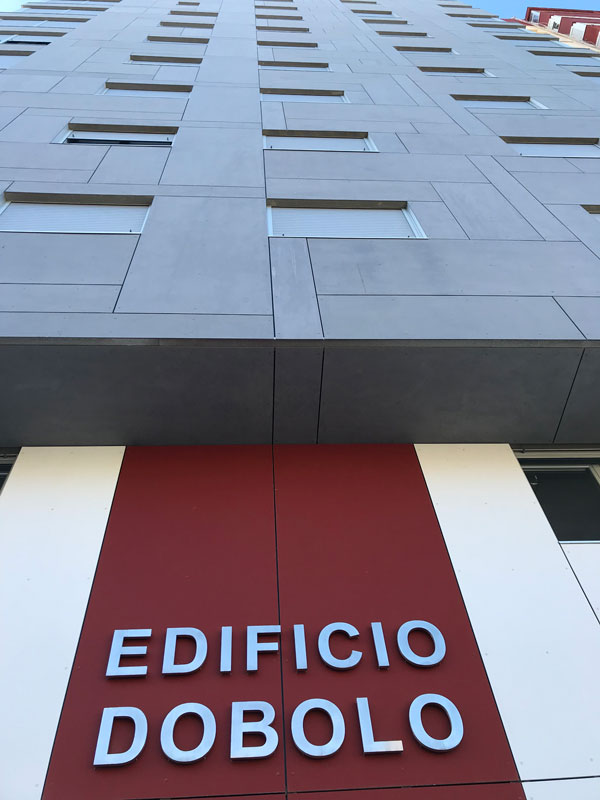 Edificio Dobolo fachada Cádiz rótulo Ingeark